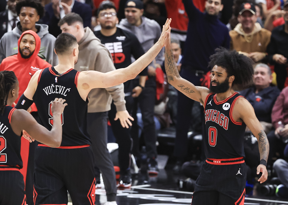 NBA季后赛：狂扫老鹰队进入决赛