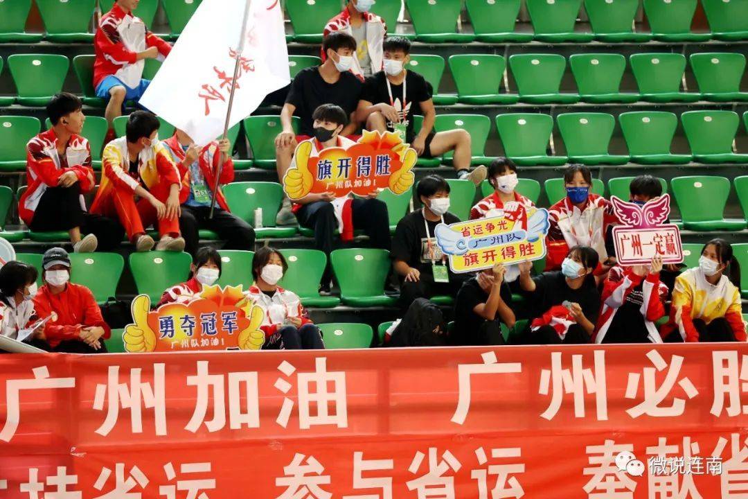 争夺胜利的角逐，现场观众热情高涨